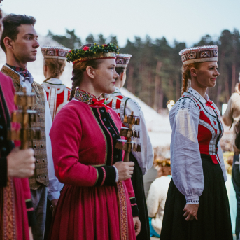 Noslēguma koncerts "Kopā Augšup" - Baltas ietrīsas mūsu sirdis no visa tā skaistuma, kas piedzīvots. Mums kopā, svinot latvietību, izdevies radīt neaizmirstamus Svētkus. Jo svētki esam mēs paši un cilvēki mums apkārt. Foto: Artūrs Vanags 