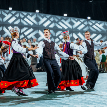 Deju lieluzvedums "Mūžīgais dzinējs" - Baltas ietrīsas mūsu sirdis no visa tā skaistuma, kas piedzīvots. Mums kopā, svinot latvietību, izdevies radīt neaizmirstamus Svētkus. Jo svētki esam mēs paši un cilvēki mums apkārt. Foto: Artūrs Vanags un Ilmārs Znotiņš, Jānis Pipars un Jānis Romanovskis (Latvijas Nacionālā kultūras centra arhīvs)