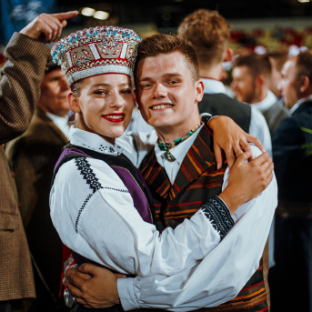 Deju lieluzvedums "Mūžīgais dzinējs" - Baltas ietrīsas mūsu sirdis no visa tā skaistuma, kas piedzīvots. Mums kopā, svinot latvietību, izdevies radīt neaizmirstamus Svētkus. Jo svētki esam mēs paši un cilvēki mums apkārt. Foto: Artūrs Vanags un Ilmārs Znotiņš, Jānis Pipars un Jānis Romanovskis (Latvijas Nacionālā kultūras centra arhīvs)