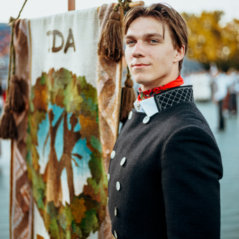 Deju lieluzvedums "Mūžīgais dzinējs" - Baltas ietrīsas mūsu sirdis no visa tā skaistuma, kas piedzīvots. Mums kopā, svinot latvietību, izdevies radīt neaizmirstamus Svētkus. Jo svētki esam mēs paši un cilvēki mums apkārt. Foto: Artūrs Vanags un Ilmārs Znotiņš, Jānis Pipars un Jānis Romanovskis (Latvijas Nacionālā kultūras centra arhīvs)