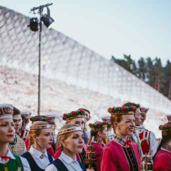 Noslēguma koncerts "Kopā Augšup" - Baltas ietrīsas mūsu sirdis no visa tā skaistuma, kas piedzīvots. Mums kopā, svinot latvietību, izdevies radīt neaizmirstamus Svētkus. Jo svētki esam mēs paši un cilvēki mums apkārt. Foto: Artūrs Vanags 