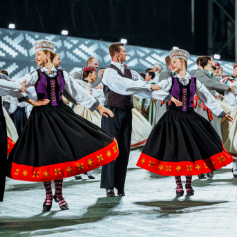 Deju lieluzvedums "Mūžīgais dzinējs" - Baltas ietrīsas mūsu sirdis no visa tā skaistuma, kas piedzīvots. Mums kopā, svinot latvietību, izdevies radīt neaizmirstamus Svētkus. Jo svētki esam mēs paši un cilvēki mums apkārt. Foto: Artūrs Vanags un Ilmārs Znotiņš, Jānis Pipars un Jānis Romanovskis (Latvijas Nacionālā kultūras centra arhīvs)