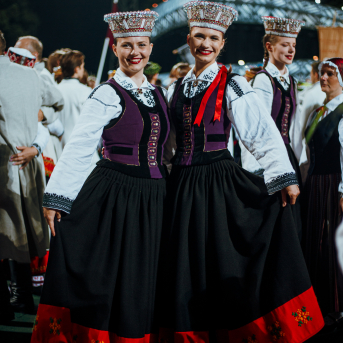 Deju lieluzvedums "Mūžīgais dzinējs" - Baltas ietrīsas mūsu sirdis no visa tā skaistuma, kas piedzīvots. Mums kopā, svinot latvietību, izdevies radīt neaizmirstamus Svētkus. Jo svētki esam mēs paši un cilvēki mums apkārt. Foto: Artūrs Vanags un Ilmārs Znotiņš, Jānis Pipars un Jānis Romanovskis (Latvijas Nacionālā kultūras centra arhīvs)