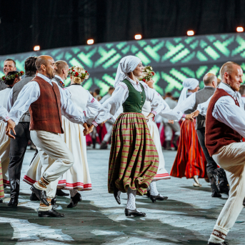 Deju lieluzvedums "Mūžīgais dzinējs" - Baltas ietrīsas mūsu sirdis no visa tā skaistuma, kas piedzīvots. Mums kopā, svinot latvietību, izdevies radīt neaizmirstamus Svētkus. Jo svētki esam mēs paši un cilvēki mums apkārt. Foto: Artūrs Vanags un Ilmārs Znotiņš, Jānis Pipars un Jānis Romanovskis (Latvijas Nacionālā kultūras centra arhīvs)