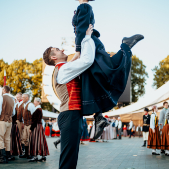 Deju lieluzvedums "Mūžīgais dzinējs" - Baltas ietrīsas mūsu sirdis no visa tā skaistuma, kas piedzīvots. Mums kopā, svinot latvietību, izdevies radīt neaizmirstamus Svētkus. Jo svētki esam mēs paši un cilvēki mums apkārt. Foto: Artūrs Vanags un Ilmārs Znotiņš, Jānis Pipars un Jānis Romanovskis (Latvijas Nacionālā kultūras centra arhīvs)