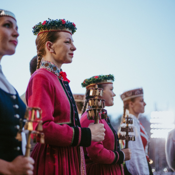 Noslēguma koncerts "Kopā Augšup" - Baltas ietrīsas mūsu sirdis no visa tā skaistuma, kas piedzīvots. Mums kopā, svinot latvietību, izdevies radīt neaizmirstamus Svētkus. Jo svētki esam mēs paši un cilvēki mums apkārt. Foto: Artūrs Vanags 