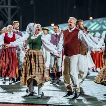 Deju lieluzvedums "Mūžīgais dzinējs" - Baltas ietrīsas mūsu sirdis no visa tā skaistuma, kas piedzīvots. Mums kopā, svinot latvietību, izdevies radīt neaizmirstamus Svētkus. Jo svētki esam mēs paši un cilvēki mums apkārt. Foto: Artūrs Vanags un Ilmārs Znotiņš, Jānis Pipars un Jānis Romanovskis (Latvijas Nacionālā kultūras centra arhīvs)