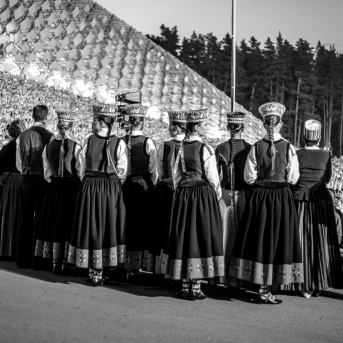 Noslēguma koncerts "Kopā Augšup" - Baltas ietrīsas mūsu sirdis no visa tā skaistuma, kas piedzīvots. Mums kopā, svinot latvietību, izdevies radīt neaizmirstamus Svētkus. Jo svētki esam mēs paši un cilvēki mums apkārt. Foto: Artūrs Vanags 