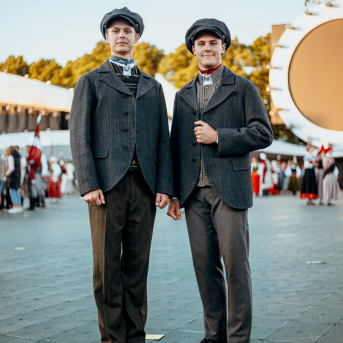 Deju lieluzvedums "Mūžīgais dzinējs" - Baltas ietrīsas mūsu sirdis no visa tā skaistuma, kas piedzīvots. Mums kopā, svinot latvietību, izdevies radīt neaizmirstamus Svētkus. Jo svētki esam mēs paši un cilvēki mums apkārt. Foto: Artūrs Vanags un Ilmārs Znotiņš, Jānis Pipars un Jānis Romanovskis (Latvijas Nacionālā kultūras centra arhīvs)