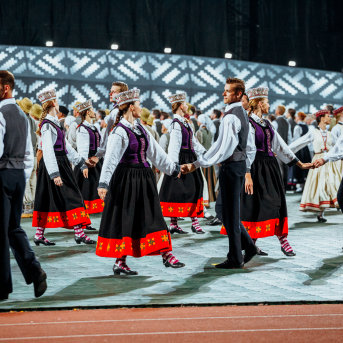 Deju lieluzvedums "Mūžīgais dzinējs" - Baltas ietrīsas mūsu sirdis no visa tā skaistuma, kas piedzīvots. Mums kopā, svinot latvietību, izdevies radīt neaizmirstamus Svētkus. Jo svētki esam mēs paši un cilvēki mums apkārt. Foto: Artūrs Vanags un Ilmārs Znotiņš, Jānis Pipars un Jānis Romanovskis (Latvijas Nacionālā kultūras centra arhīvs)