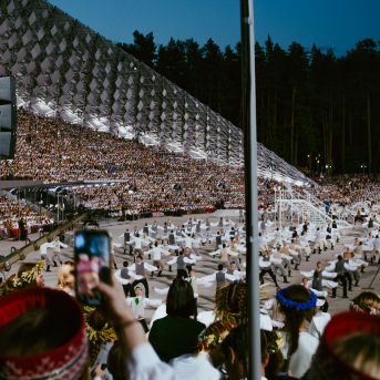Noslēguma koncerts "Kopā Augšup" - Baltas ietrīsas mūsu sirdis no visa tā skaistuma, kas piedzīvots. Mums kopā, svinot latvietību, izdevies radīt neaizmirstamus Svētkus. Jo svētki esam mēs paši un cilvēki mums apkārt. Foto: Artūrs Vanags 