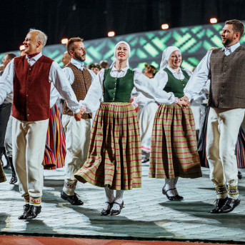 Deju lieluzvedums "Mūžīgais dzinējs" - Baltas ietrīsas mūsu sirdis no visa tā skaistuma, kas piedzīvots. Mums kopā, svinot latvietību, izdevies radīt neaizmirstamus Svētkus. Jo svētki esam mēs paši un cilvēki mums apkārt. Foto: Artūrs Vanags un Ilmārs Znotiņš, Jānis Pipars un Jānis Romanovskis (Latvijas Nacionālā kultūras centra arhīvs)