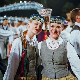 Deju lieluzvedums "Mūžīgais dzinējs" - Baltas ietrīsas mūsu sirdis no visa tā skaistuma, kas piedzīvots. Mums kopā, svinot latvietību, izdevies radīt neaizmirstamus Svētkus. Jo svētki esam mēs paši un cilvēki mums apkārt. Foto: Artūrs Vanags un Ilmārs Znotiņš, Jānis Pipars un Jānis Romanovskis (Latvijas Nacionālā kultūras centra arhīvs)