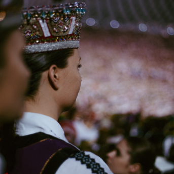 Noslēguma koncerts "Kopā Augšup" - Baltas ietrīsas mūsu sirdis no visa tā skaistuma, kas piedzīvots. Mums kopā, svinot latvietību, izdevies radīt neaizmirstamus Svētkus. Jo svētki esam mēs paši un cilvēki mums apkārt. Foto: Artūrs Vanags 