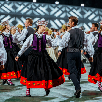 Deju lieluzvedums "Mūžīgais dzinējs" - Baltas ietrīsas mūsu sirdis no visa tā skaistuma, kas piedzīvots. Mums kopā, svinot latvietību, izdevies radīt neaizmirstamus Svētkus. Jo svētki esam mēs paši un cilvēki mums apkārt. Foto: Artūrs Vanags un Ilmārs Znotiņš, Jānis Pipars un Jānis Romanovskis (Latvijas Nacionālā kultūras centra arhīvs)