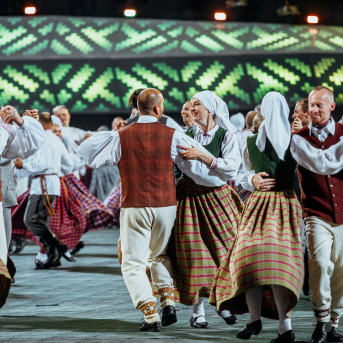 Deju lieluzvedums "Mūžīgais dzinējs" - Baltas ietrīsas mūsu sirdis no visa tā skaistuma, kas piedzīvots. Mums kopā, svinot latvietību, izdevies radīt neaizmirstamus Svētkus. Jo svētki esam mēs paši un cilvēki mums apkārt. Foto: Artūrs Vanags un Ilmārs Znotiņš, Jānis Pipars un Jānis Romanovskis (Latvijas Nacionālā kultūras centra arhīvs)