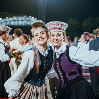 Deju lieluzvedums "Mūžīgais dzinējs" - Baltas ietrīsas mūsu sirdis no visa tā skaistuma, kas piedzīvots. Mums kopā, svinot latvietību, izdevies radīt neaizmirstamus Svētkus. Jo svētki esam mēs paši un cilvēki mums apkārt. Foto: Artūrs Vanags un Ilmārs Znotiņš, Jānis Pipars un Jānis Romanovskis (Latvijas Nacionālā kultūras centra arhīvs)