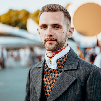 Deju lieluzvedums "Mūžīgais dzinējs" - Baltas ietrīsas mūsu sirdis no visa tā skaistuma, kas piedzīvots. Mums kopā, svinot latvietību, izdevies radīt neaizmirstamus Svētkus. Jo svētki esam mēs paši un cilvēki mums apkārt. Foto: Artūrs Vanags un Ilmārs Znotiņš, Jānis Pipars un Jānis Romanovskis (Latvijas Nacionālā kultūras centra arhīvs)