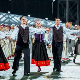 Deju lieluzvedums "Mūžīgais dzinējs" - Baltas ietrīsas mūsu sirdis no visa tā skaistuma, kas piedzīvots. Mums kopā, svinot latvietību, izdevies radīt neaizmirstamus Svētkus. Jo svētki esam mēs paši un cilvēki mums apkārt. Foto: Artūrs Vanags un Ilmārs Znotiņš, Jānis Pipars un Jānis Romanovskis (Latvijas Nacionālā kultūras centra arhīvs)