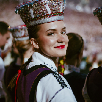 Noslēguma koncerts "Kopā Augšup" - Baltas ietrīsas mūsu sirdis no visa tā skaistuma, kas piedzīvots. Mums kopā, svinot latvietību, izdevies radīt neaizmirstamus Svētkus. Jo svētki esam mēs paši un cilvēki mums apkārt. Foto: Artūrs Vanags 