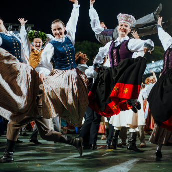 Deju lieluzvedums "Mūžīgais dzinējs" - Baltas ietrīsas mūsu sirdis no visa tā skaistuma, kas piedzīvots. Mums kopā, svinot latvietību, izdevies radīt neaizmirstamus Svētkus. Jo svētki esam mēs paši un cilvēki mums apkārt. Foto: Artūrs Vanags un Ilmārs Znotiņš, Jānis Pipars un Jānis Romanovskis (Latvijas Nacionālā kultūras centra arhīvs)