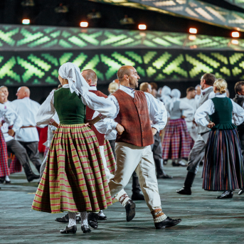 Deju lieluzvedums "Mūžīgais dzinējs" - Baltas ietrīsas mūsu sirdis no visa tā skaistuma, kas piedzīvots. Mums kopā, svinot latvietību, izdevies radīt neaizmirstamus Svētkus. Jo svētki esam mēs paši un cilvēki mums apkārt. Foto: Artūrs Vanags un Ilmārs Znotiņš, Jānis Pipars un Jānis Romanovskis (Latvijas Nacionālā kultūras centra arhīvs)