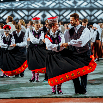 Deju lieluzvedums "Mūžīgais dzinējs" - Baltas ietrīsas mūsu sirdis no visa tā skaistuma, kas piedzīvots. Mums kopā, svinot latvietību, izdevies radīt neaizmirstamus Svētkus. Jo svētki esam mēs paši un cilvēki mums apkārt. Foto: Artūrs Vanags un Ilmārs Znotiņš, Jānis Pipars un Jānis Romanovskis (Latvijas Nacionālā kultūras centra arhīvs)