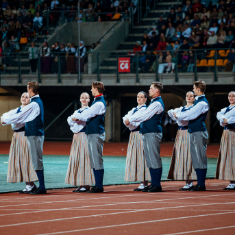 Deju lieluzvedums "Mūžīgais dzinējs" - Baltas ietrīsas mūsu sirdis no visa tā skaistuma, kas piedzīvots. Mums kopā, svinot latvietību, izdevies radīt neaizmirstamus Svētkus. Jo svētki esam mēs paši un cilvēki mums apkārt. Foto: Artūrs Vanags un Ilmārs Znotiņš, Jānis Pipars un Jānis Romanovskis (Latvijas Nacionālā kultūras centra arhīvs)