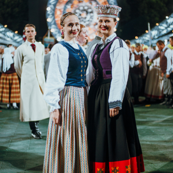 Deju lieluzvedums "Mūžīgais dzinējs" - Baltas ietrīsas mūsu sirdis no visa tā skaistuma, kas piedzīvots. Mums kopā, svinot latvietību, izdevies radīt neaizmirstamus Svētkus. Jo svētki esam mēs paši un cilvēki mums apkārt. Foto: Artūrs Vanags un Ilmārs Znotiņš, Jānis Pipars un Jānis Romanovskis (Latvijas Nacionālā kultūras centra arhīvs)