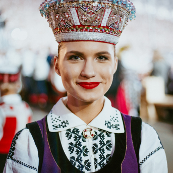 Noslēguma koncerts "Kopā Augšup" - Baltas ietrīsas mūsu sirdis no visa tā skaistuma, kas piedzīvots. Mums kopā, svinot latvietību, izdevies radīt neaizmirstamus Svētkus. Jo svētki esam mēs paši un cilvēki mums apkārt. Foto: Artūrs Vanags 