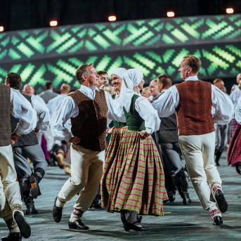 Deju lieluzvedums "Mūžīgais dzinējs" - Baltas ietrīsas mūsu sirdis no visa tā skaistuma, kas piedzīvots. Mums kopā, svinot latvietību, izdevies radīt neaizmirstamus Svētkus. Jo svētki esam mēs paši un cilvēki mums apkārt. Foto: Artūrs Vanags un Ilmārs Znotiņš, Jānis Pipars un Jānis Romanovskis (Latvijas Nacionālā kultūras centra arhīvs)