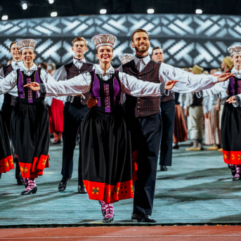 Deju lieluzvedums "Mūžīgais dzinējs" - Baltas ietrīsas mūsu sirdis no visa tā skaistuma, kas piedzīvots. Mums kopā, svinot latvietību, izdevies radīt neaizmirstamus Svētkus. Jo svētki esam mēs paši un cilvēki mums apkārt. Foto: Artūrs Vanags un Ilmārs Znotiņš, Jānis Pipars un Jānis Romanovskis (Latvijas Nacionālā kultūras centra arhīvs)