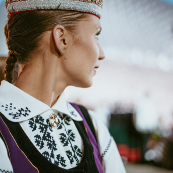 Noslēguma koncerts "Kopā Augšup" - Baltas ietrīsas mūsu sirdis no visa tā skaistuma, kas piedzīvots. Mums kopā, svinot latvietību, izdevies radīt neaizmirstamus Svētkus. Jo svētki esam mēs paši un cilvēki mums apkārt. Foto: Artūrs Vanags 