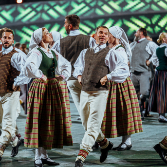 Deju lieluzvedums "Mūžīgais dzinējs" - Baltas ietrīsas mūsu sirdis no visa tā skaistuma, kas piedzīvots. Mums kopā, svinot latvietību, izdevies radīt neaizmirstamus Svētkus. Jo svētki esam mēs paši un cilvēki mums apkārt. Foto: Artūrs Vanags un Ilmārs Znotiņš, Jānis Pipars un Jānis Romanovskis (Latvijas Nacionālā kultūras centra arhīvs)