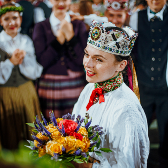 Deju lieluzvedums "Mūžīgais dzinējs" - Baltas ietrīsas mūsu sirdis no visa tā skaistuma, kas piedzīvots. Mums kopā, svinot latvietību, izdevies radīt neaizmirstamus Svētkus. Jo svētki esam mēs paši un cilvēki mums apkārt. Foto: Artūrs Vanags un Ilmārs Znotiņš, Jānis Pipars un Jānis Romanovskis (Latvijas Nacionālā kultūras centra arhīvs)