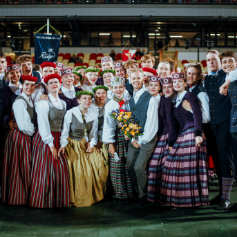 Deju lieluzvedums "Mūžīgais dzinējs" - Baltas ietrīsas mūsu sirdis no visa tā skaistuma, kas piedzīvots. Mums kopā, svinot latvietību, izdevies radīt neaizmirstamus Svētkus. Jo svētki esam mēs paši un cilvēki mums apkārt. Foto: Artūrs Vanags un Ilmārs Znotiņš, Jānis Pipars un Jānis Romanovskis (Latvijas Nacionālā kultūras centra arhīvs)