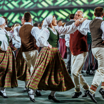 Deju lieluzvedums "Mūžīgais dzinējs" - Baltas ietrīsas mūsu sirdis no visa tā skaistuma, kas piedzīvots. Mums kopā, svinot latvietību, izdevies radīt neaizmirstamus Svētkus. Jo svētki esam mēs paši un cilvēki mums apkārt. Foto: Artūrs Vanags un Ilmārs Znotiņš, Jānis Pipars un Jānis Romanovskis (Latvijas Nacionālā kultūras centra arhīvs)