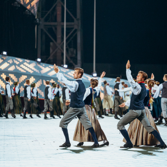 Deju lieluzvedums "Mūžīgais dzinējs" - Baltas ietrīsas mūsu sirdis no visa tā skaistuma, kas piedzīvots. Mums kopā, svinot latvietību, izdevies radīt neaizmirstamus Svētkus. Jo svētki esam mēs paši un cilvēki mums apkārt. Foto: Artūrs Vanags un Ilmārs Znotiņš, Jānis Pipars un Jānis Romanovskis (Latvijas Nacionālā kultūras centra arhīvs)