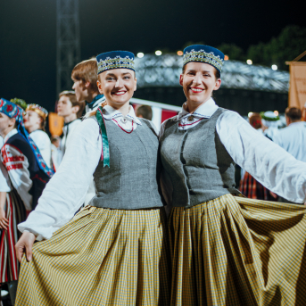 Deju lieluzvedums "Mūžīgais dzinējs" - Baltas ietrīsas mūsu sirdis no visa tā skaistuma, kas piedzīvots. Mums kopā, svinot latvietību, izdevies radīt neaizmirstamus Svētkus. Jo svētki esam mēs paši un cilvēki mums apkārt. Foto: Artūrs Vanags un Ilmārs Znotiņš, Jānis Pipars un Jānis Romanovskis (Latvijas Nacionālā kultūras centra arhīvs)