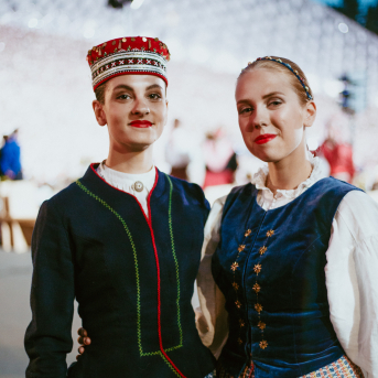 Noslēguma koncerts "Kopā Augšup" - Baltas ietrīsas mūsu sirdis no visa tā skaistuma, kas piedzīvots. Mums kopā, svinot latvietību, izdevies radīt neaizmirstamus Svētkus. Jo svētki esam mēs paši un cilvēki mums apkārt. Foto: Artūrs Vanags 