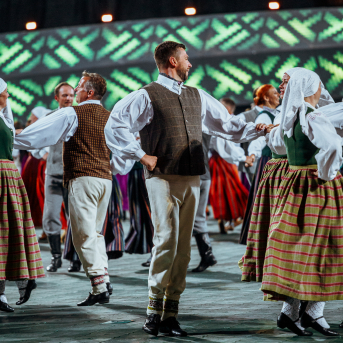 Deju lieluzvedums "Mūžīgais dzinējs" - Baltas ietrīsas mūsu sirdis no visa tā skaistuma, kas piedzīvots. Mums kopā, svinot latvietību, izdevies radīt neaizmirstamus Svētkus. Jo svētki esam mēs paši un cilvēki mums apkārt. Foto: Artūrs Vanags un Ilmārs Znotiņš, Jānis Pipars un Jānis Romanovskis (Latvijas Nacionālā kultūras centra arhīvs)