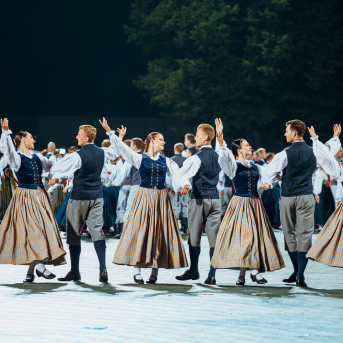 Deju lieluzvedums "Mūžīgais dzinējs" - Baltas ietrīsas mūsu sirdis no visa tā skaistuma, kas piedzīvots. Mums kopā, svinot latvietību, izdevies radīt neaizmirstamus Svētkus. Jo svētki esam mēs paši un cilvēki mums apkārt. Foto: Artūrs Vanags un Ilmārs Znotiņš, Jānis Pipars un Jānis Romanovskis (Latvijas Nacionālā kultūras centra arhīvs)