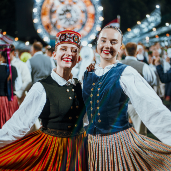 Deju lieluzvedums "Mūžīgais dzinējs" - Baltas ietrīsas mūsu sirdis no visa tā skaistuma, kas piedzīvots. Mums kopā, svinot latvietību, izdevies radīt neaizmirstamus Svētkus. Jo svētki esam mēs paši un cilvēki mums apkārt. Foto: Artūrs Vanags un Ilmārs Znotiņš, Jānis Pipars un Jānis Romanovskis (Latvijas Nacionālā kultūras centra arhīvs)