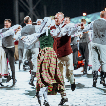 Deju lieluzvedums "Mūžīgais dzinējs" - Baltas ietrīsas mūsu sirdis no visa tā skaistuma, kas piedzīvots. Mums kopā, svinot latvietību, izdevies radīt neaizmirstamus Svētkus. Jo svētki esam mēs paši un cilvēki mums apkārt. Foto: Artūrs Vanags un Ilmārs Znotiņš, Jānis Pipars un Jānis Romanovskis (Latvijas Nacionālā kultūras centra arhīvs)