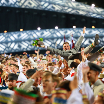 Deju lieluzvedums "Mūžīgais dzinējs" - Baltas ietrīsas mūsu sirdis no visa tā skaistuma, kas piedzīvots. Mums kopā, svinot latvietību, izdevies radīt neaizmirstamus Svētkus. Jo svētki esam mēs paši un cilvēki mums apkārt. Foto: Artūrs Vanags un Ilmārs Znotiņš, Jānis Pipars un Jānis Romanovskis (Latvijas Nacionālā kultūras centra arhīvs)