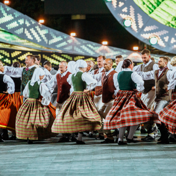 Deju lieluzvedums "Mūžīgais dzinējs" - Baltas ietrīsas mūsu sirdis no visa tā skaistuma, kas piedzīvots. Mums kopā, svinot latvietību, izdevies radīt neaizmirstamus Svētkus. Jo svētki esam mēs paši un cilvēki mums apkārt. Foto: Artūrs Vanags un Ilmārs Znotiņš, Jānis Pipars un Jānis Romanovskis (Latvijas Nacionālā kultūras centra arhīvs)