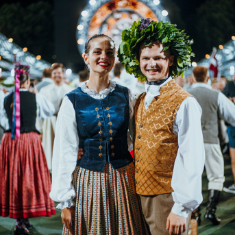 Deju lieluzvedums "Mūžīgais dzinējs" - Baltas ietrīsas mūsu sirdis no visa tā skaistuma, kas piedzīvots. Mums kopā, svinot latvietību, izdevies radīt neaizmirstamus Svētkus. Jo svētki esam mēs paši un cilvēki mums apkārt. Foto: Artūrs Vanags un Ilmārs Znotiņš, Jānis Pipars un Jānis Romanovskis (Latvijas Nacionālā kultūras centra arhīvs)