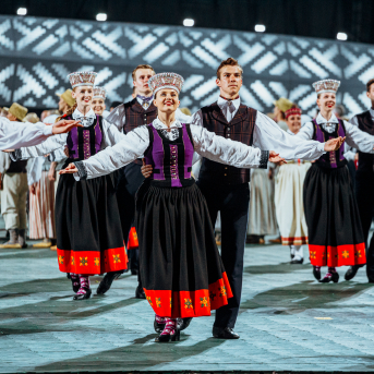 Deju lieluzvedums "Mūžīgais dzinējs" - Baltas ietrīsas mūsu sirdis no visa tā skaistuma, kas piedzīvots. Mums kopā, svinot latvietību, izdevies radīt neaizmirstamus Svētkus. Jo svētki esam mēs paši un cilvēki mums apkārt. Foto: Artūrs Vanags un Ilmārs Znotiņš, Jānis Pipars un Jānis Romanovskis (Latvijas Nacionālā kultūras centra arhīvs)