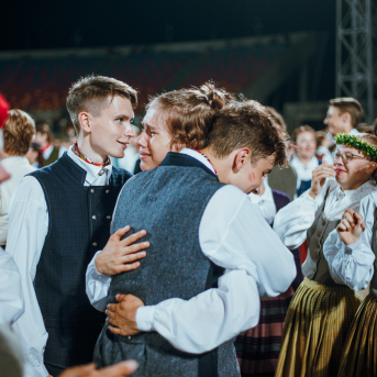 Deju lieluzvedums "Mūžīgais dzinējs" - Baltas ietrīsas mūsu sirdis no visa tā skaistuma, kas piedzīvots. Mums kopā, svinot latvietību, izdevies radīt neaizmirstamus Svētkus. Jo svētki esam mēs paši un cilvēki mums apkārt. Foto: Artūrs Vanags un Ilmārs Znotiņš, Jānis Pipars un Jānis Romanovskis (Latvijas Nacionālā kultūras centra arhīvs)