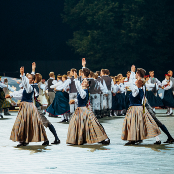 Deju lieluzvedums "Mūžīgais dzinējs" - Baltas ietrīsas mūsu sirdis no visa tā skaistuma, kas piedzīvots. Mums kopā, svinot latvietību, izdevies radīt neaizmirstamus Svētkus. Jo svētki esam mēs paši un cilvēki mums apkārt. Foto: Artūrs Vanags un Ilmārs Znotiņš, Jānis Pipars un Jānis Romanovskis (Latvijas Nacionālā kultūras centra arhīvs)